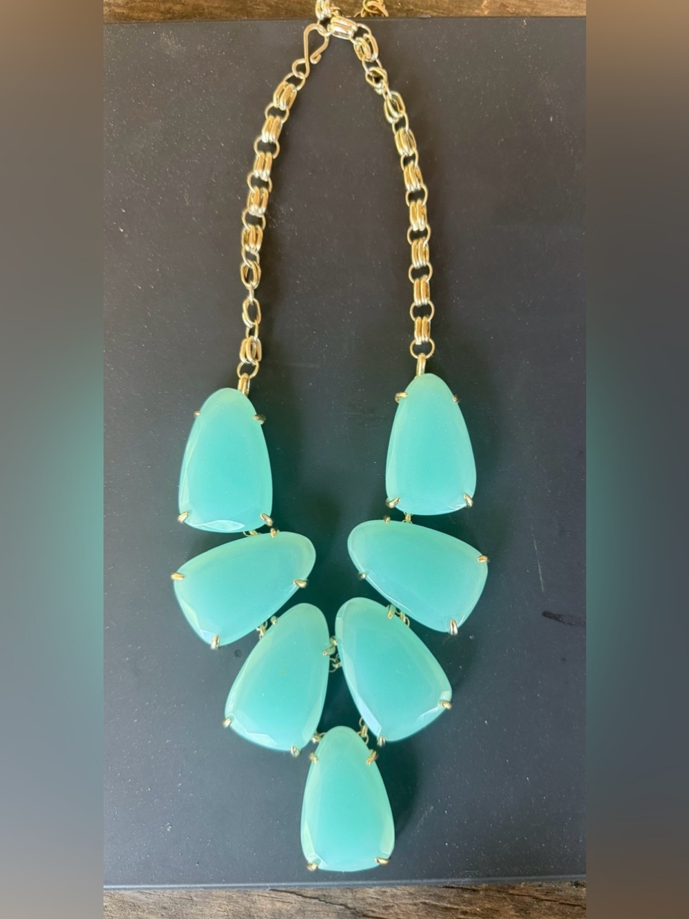 Kendra Scott Harlow Necklace in
Chalcedony Green NWOT